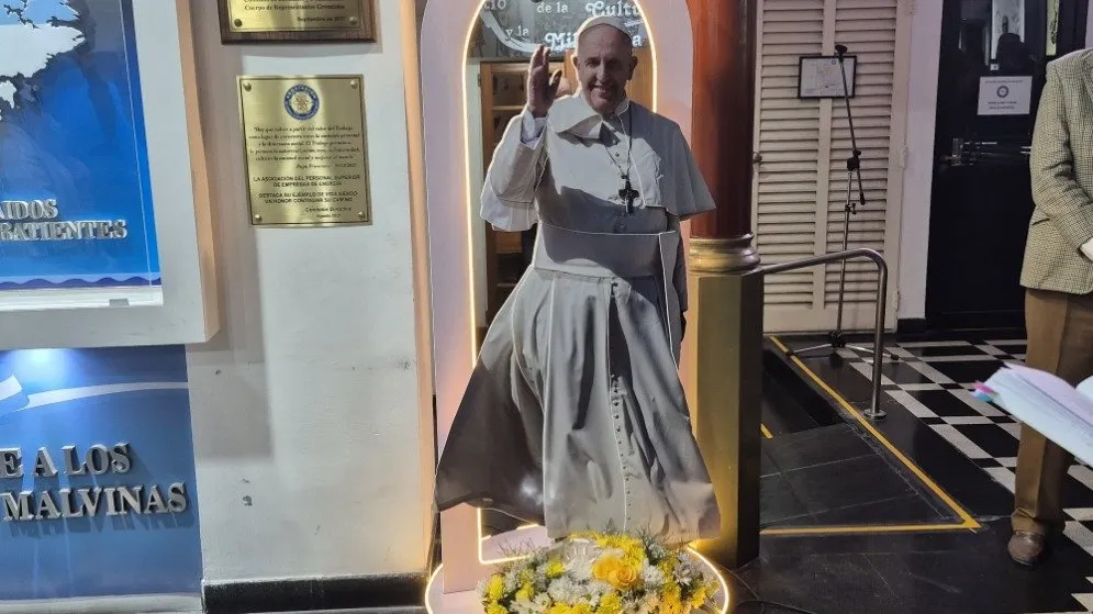 Gigantografía, bendición y memoria: el homenaje de APSEE al Papa Francisco